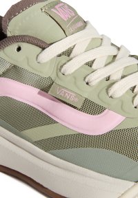 Jasnozielony i różowy but sportowy Vans Ultrarange z kremowymi sznurówkami i siateczkowym detalem, z widoczną nazwą marki na języku i bocznej metce.