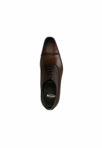 Chaussure de mariage en cuir marron avec un bout pointu, un laçage, une texture lisse et des détails de couture subtils le long de l'empeigne.
