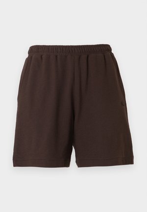Brune bomuldsshorts med elastisk taljebånd, sidelommer og en afslappet pasform. Glat tekstur uden synlige mønstre eller detaljer.