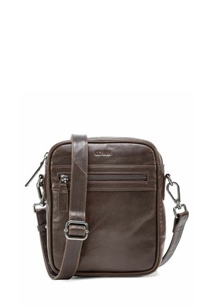 Brązowa skórzana torba crossbody z regulowanym paskiem, przednią kieszenią na zamek i gładkim wykończeniem. Posiada subtelną markową logo i strukturalny design.