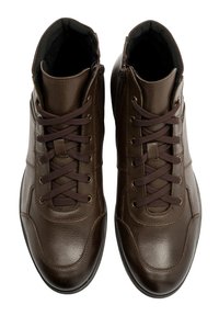 Brązowe skórzane buty za kostkę o gładkiej teksturze, z brązowymi sznurówkami i złotymi oczkami. Język jest lekko wyściełany dla wygody.