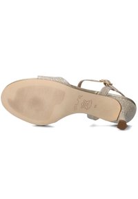 Sandal con tacco alto dorato glitterato, con tacco sottile, cinturino alla caviglia regolabile, suola testurizzata e logo in rilievo sulla parte inferiore.