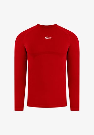 T-shirt de sport rouge à manches longues et ajusté avec un petit logo blanc centré sur la poitrine, présenté sur un fond blanc uni.