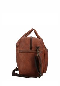 Sac fourre-tout en cuir marron avec un dessus zippé, double anse de transport, bandoulière réglable, et une poche avant avec des accents en métal.