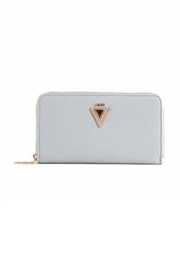 Portafoglio rettangolare grigio chiaro con zip, logo triangolare dorato e tirazip dorato su sfondo bianco.