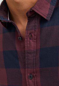Jack & Jones JJEGINGHAM SHIRT - Chemise - port royale/rouge foncé