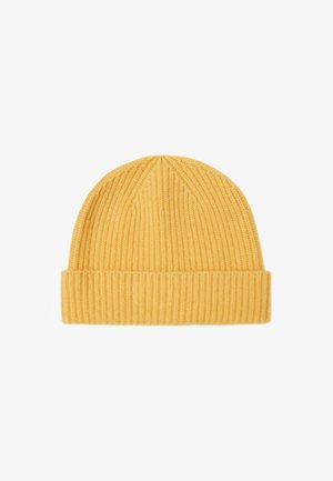 Geel geribbelde gebreide muts met een omgevouwen rand, gemaakt van zacht materiaal. De bovenkant heeft een ronde vorm met een subtiele diagonale naad.