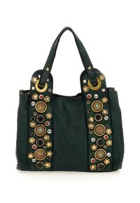 Borsa in pelle verde scuro con due manici, decorata con ornamenti in gemme dorate, nere, rosse, turchesi e trasparenti, disposti in schemi circolari.