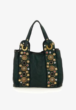 Borsa in pelle verde scuro con due manici, decorata con ornamenti in gemme dorate, nere, rosse, turchesi e trasparenti, disposti in schemi circolari.