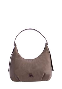 Bolso de hombro de cuero marrón con forma curvada, textura suave y una correa delgada. Presenta un sutil detalle del logo en la parte frontal.