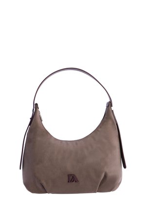 Bolso de hombro de cuero marrón con forma curvada, textura suave y una correa delgada. Presenta un sutil detalle del logo en la parte frontal.