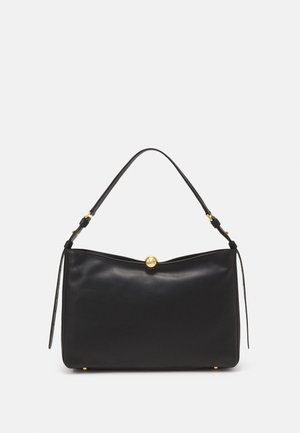 Sac à main en cuir noir avec une texture lisse, une forme structurée et un fermoir sphérique doré. Doté d'une seule anse supérieure et d'accents.