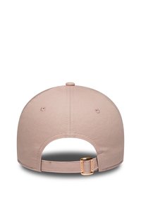 Helle rosa Baseballkappe mit einem gebogenen Schirm, glatter Stofftextur und verstellbarem Riemen auf der Rückseite mit einem goldenen Hardware-Akzent.