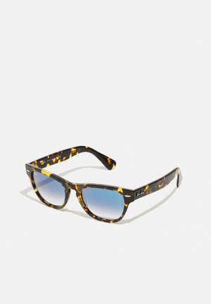 Óculos de sol tartaruga com lentes em gradiente azul. Armação em plástico, formato quadrado, apresentando um design elegante e o logótipo Ray-Ban na haste.