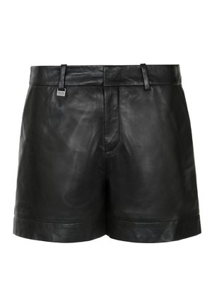 Czarne skórzane szorty o gładkiej fakturze, z płaskim pasem w talii, szlufkami na pasek i prostym krojem. Wykończenia dołów są czyste i minimalistyczne.