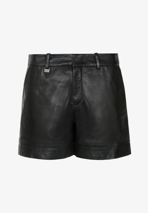 Czarne skórzane szorty o gładkiej fakturze, z płaskim pasem w talii, szlufkami na pasek i prostym krojem. Wykończenia dołów są czyste i minimalistyczne.