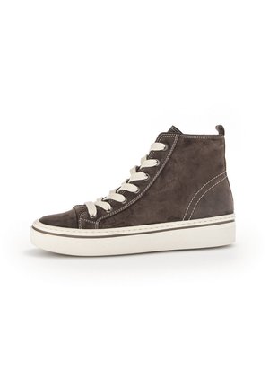 Bruine suède hoge sneakers met witte rubberen zolen, contrasterende stiksels en beige veters. Klassiek ontwerp met een ronde neus.