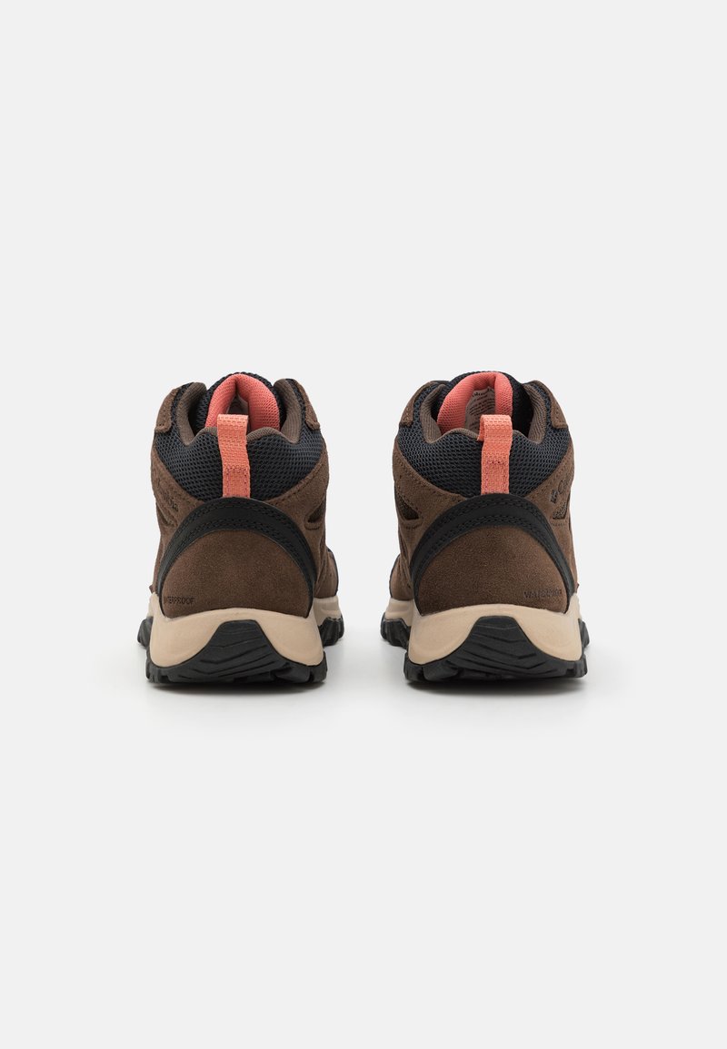 Brązowe wodoodporne buty trekkingowe z siateczkowymi panelami, wyściółką w kołnierzu i koralowym akcentem. Szorstka podeszwa zapewniająca przyczepność, zaprojektowane do aktywności na świeżym powietrzu.