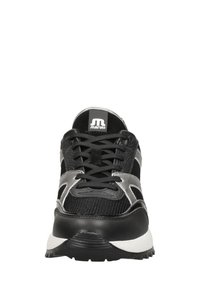 Schwarze und graue Sneakers mit einem Obermaterial aus Mesh und synthetischem Material, ausgestattet mit runden Schnürsenkeln, einer gepolsterten Sohle und einer strukturierten, flexiblen Außensohle.