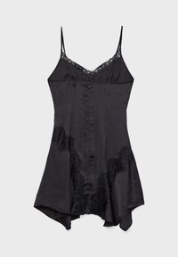 Camisola nera in satin con spalline regolabili, bordo in pizzo e orlo svasato. Presenta dettagli con bottoni frontali e accenti in pizzo scallop.