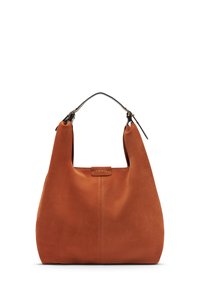 Bruine suède schoudertas met een gladde textuur, met een ronde vorm, leren schouderband en een subtiele merkaanduiding aan de voorkant.