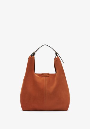 Bolso de hombro de ante marrón con una textura suave, que presenta una forma redondeada, correa de cuero y una sutil etiqueta de marca en la parte frontal.