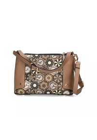 Borsa a tracolla rettangolare con lati e tracolla in pelle marrone, decorata con motivi geometrici ed emblemi nei toni beige, marrone e nero.