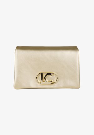 Zlatá kovová kožená kabelka s hladkým povrchom, na prednej strane s výrazným čiernym a zlatým kruhovým logom. Obdĺžnikový tvar.