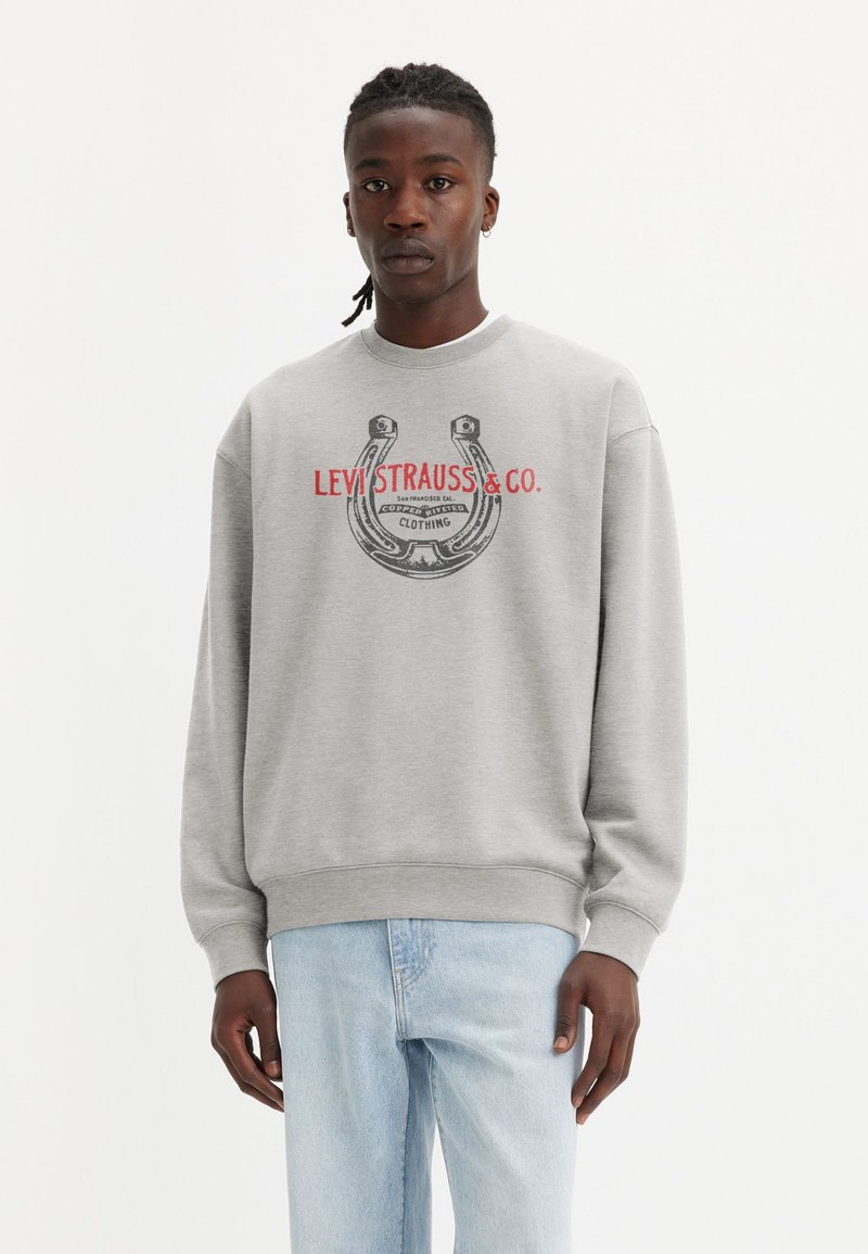 Szürke pulóver kerek nyakkal, lópatkó grafikával és piros "Levi Strauss & Co." felirattal. Szabványos szabással, bordázott mandzsettákkal és aljjal.