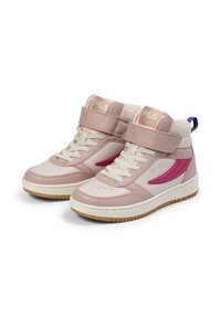 Zapatillas altas en rosa claro y crema con un acabado de cuero texturizado, que presentan una correa de velcro, cordones y una suela de goma con agarre.