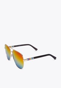 Occhiali da sole aviator dorati con lenti sfumate arancioni e blu. Le aste nere presentano strass multicolori come decorazioni.