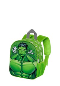 Mochila verde con un gráfico de Hulk, texto "¡YO SOY EL HULK!", bolsillo lateral de malla texturizada y correa gris.