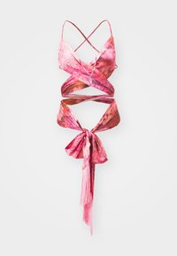Abito avvolgente di tessuto rosa con scollatura halter, caratterizzato da un intricato motivo paisley, spalline incrociate e un dettaglio con frange legato in vita.