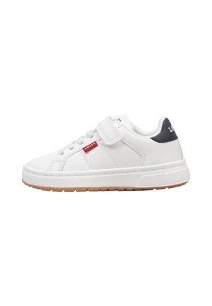 Zapatilla blanca baja con cordones y una sola tira de velcro, con parche negro en el talón y una pequeña etiqueta con logo rojo en el lateral.