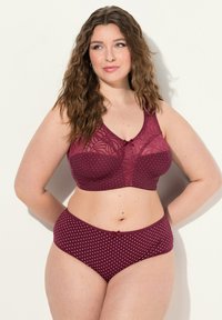 Bordeaux lingerie set met een stippenpatroon, getextureerde kantene cups en een strikaccent op de bh. De slipjes zijn passend met stippen.