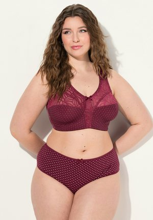 Bordeaux lingerie set met een stippenpatroon, getextureerde kantene cups en een strikaccent op de bh. De slipjes zijn passend met stippen.