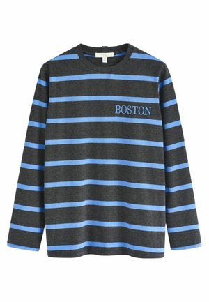 Sivá dlhá rukávová košeľa s vodorovnými modrými pruhmi. Na prednej strane je vyšitý nápis "BOSTON" v modrej farbe. Mäkký materiál, okrúhly výstrih.