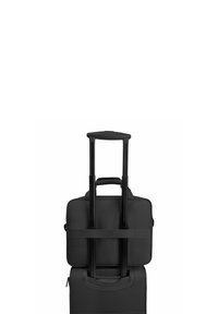 Maleta negra con ruedas y un mango telescópico, y una bolsa más pequeña adjunta. Tejido texturizado, forma rectangular, cremalleras resistentes.