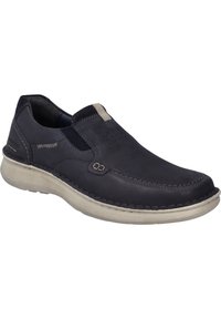 Zapato sin cordones de cuero marino con suela de color claro, paneles laterales elásticos, detalles de costura y perforaciones para transpirabilidad.