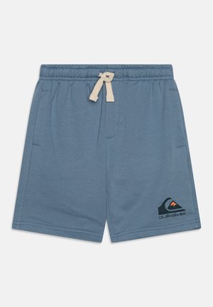 Niebieskie casualowe szorty z elastycznym pasem i białym sznurkiem, kieszeniami po bokach oraz małym czarno-pomarańczowym logo Quiksilver na lewej nodze.
