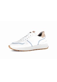 Witte leren sneaker met een gewatteerde beige hielcounter, lichtblauwe accenten, geperforeerde neus en een gestructureerde rubberen zool.