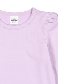 Lilafarbener Baumwoll-T-Shirt mit kurzen, gepufften Ärmeln und einem gerippten Halsausschnitt. Mit einem Etikett versehen, das "Fred's World" trägt. Glatte Textur, lässiges Design.