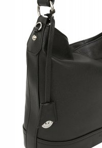 Borsa a tracolla nera in pelle con finitura testurizzata, un accento logo argentato e una tracolla con attacco ad anello in metallo.