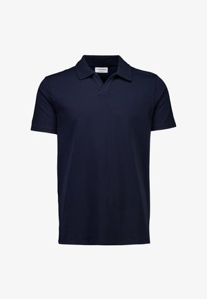 Granatowa koszulka polo z krótkimi rękawami, klasycznym kołnierzykiem i dekoltem w szpic. Wykonana z gładkiej tkaniny bez widocznych wzorów czy zdobień.