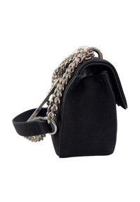 Borsa a tracolla in ecopelle nera con catena, forma arrotondata, finitura testurizzata e accentuazioni in hardware color argento.