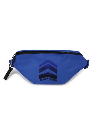 Pochette en tissu bleu avec un design angulaire, dotée d'une fermeture éclair et de quincaillerie noire. Logo emblématique imprimé avec un design dégradé.