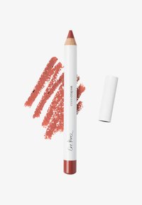 Coco crayon lippenpotlood in een witte behuizing met een rode punt. Bevat kleurstalen van een zachte, matte roestige roze op een witte achtergrond.