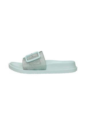 Hellblaue Slides-Sandale mit glitzerndem breitem Riemen und großer passender Schnalle, strukturierter Sohle und konturiertem Fußbett.