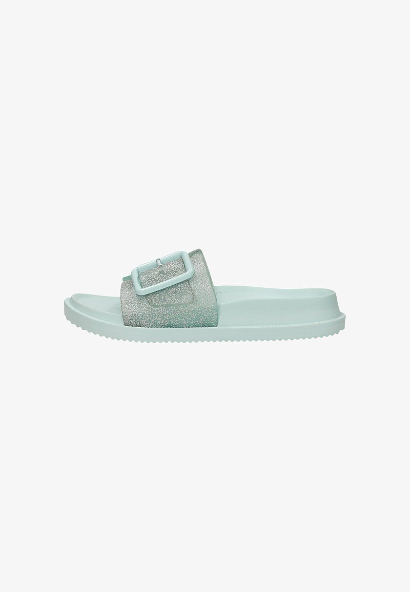 Sandale slide bleu clair avec une large bride scintillante et une grande boucle assortie, semelle texturée et semelle intérieure moulée.