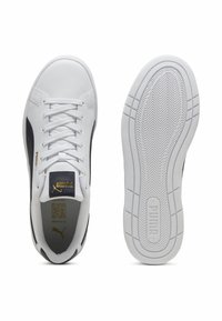 Hvide lædersneakers med en marineblå sidelæbe, rund tå, flade snørebånd og en struktureret gummisål med fiskebensmønster. Guld logo detalje.